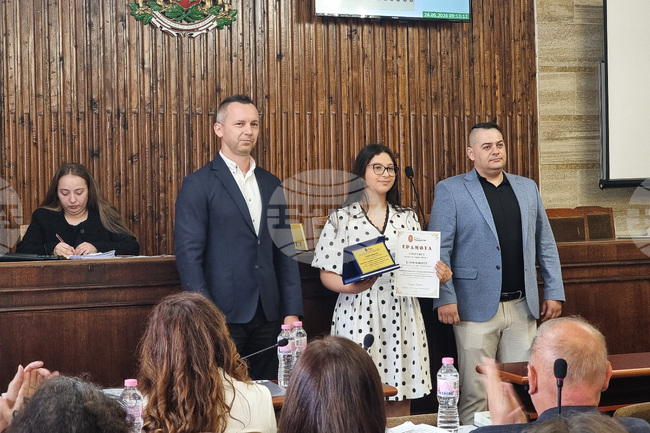 Състезателката на карате клуб "Добруджа" Елиф Фикрет получи отличието за Спортист на месец април в Добрич от Общинския съвет