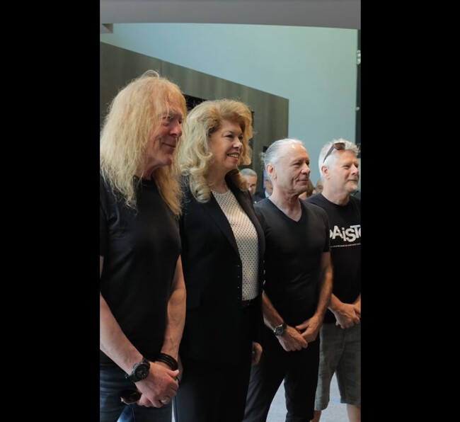 Президентът Илияна Йотова се срещна с музикантите от Iron Maiden и изрази впечатлението си, че са изключително земни хора