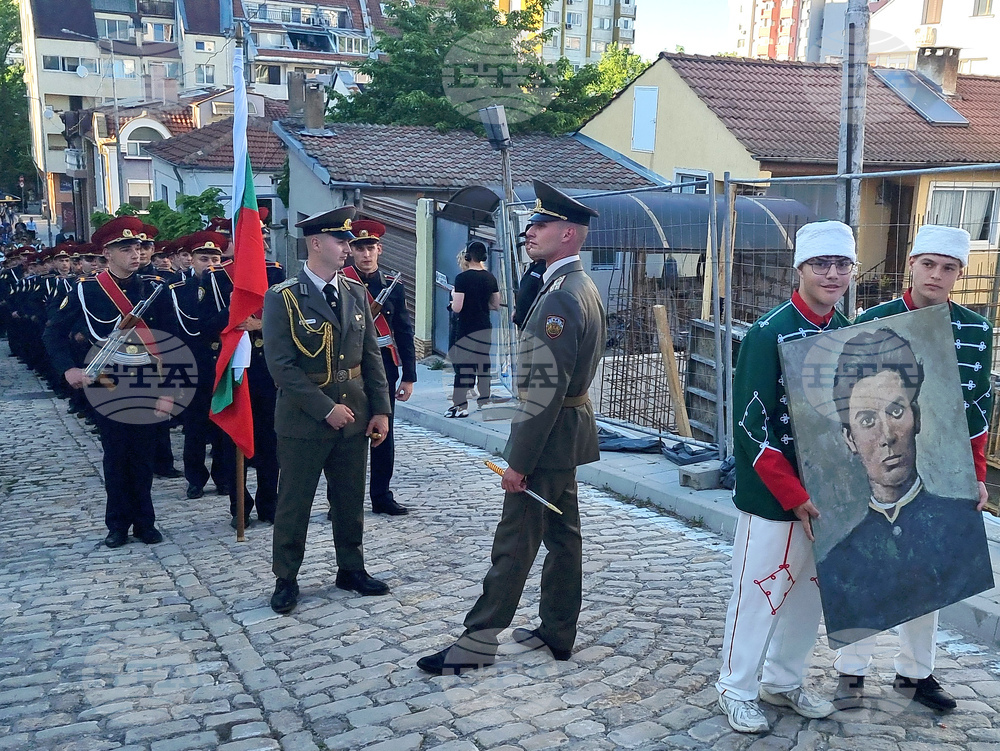 Шумен - факелно шествие - 150 години от Априлското въстание и от гибелта на Панайот Волов