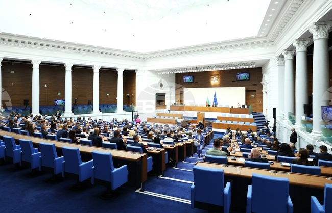 Парламентът обсъжда на първо четене промяна в т.нар. удължителен закон за бюджета, свързана с минималната пенсия