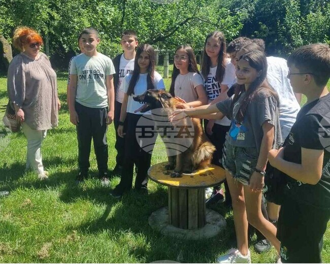 Шуменски ученици се запознаха с използването на служебни кучета в полицейската работа в рамките на програмата „Детско полицейско управление“