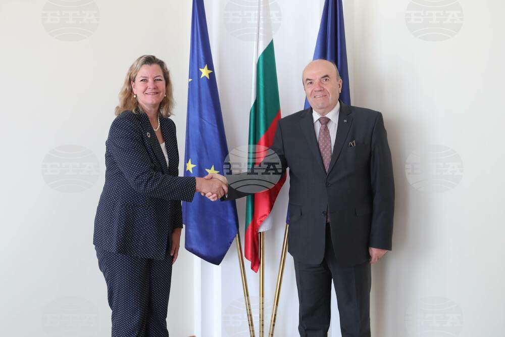 Foreign Minister Receives UN Deputy High Commissioner for Refugees