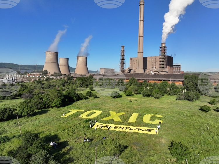 Greenpeace Bulgaria Activists Spread Out "TOXIC" Banner in Front of Bobov Dol Power Plant