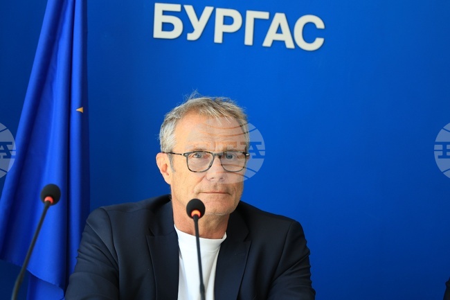 Ректорът на НХА проф. Георги Янков представя своя нова самостоятелна изложба "Цветни 9+9 прозрачни пейзажи" в Бургас