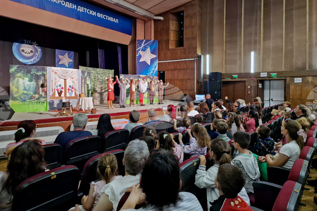 В Берковица започна 30-ото издание на Международния детски фестивал на изкуствата „Лачени обувки“