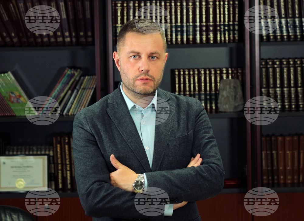Георги Милков ще представи книгата си „Истории от ръчния багаж“ в Ловеч и Тетевен, ще се срещне с ловешки ученици