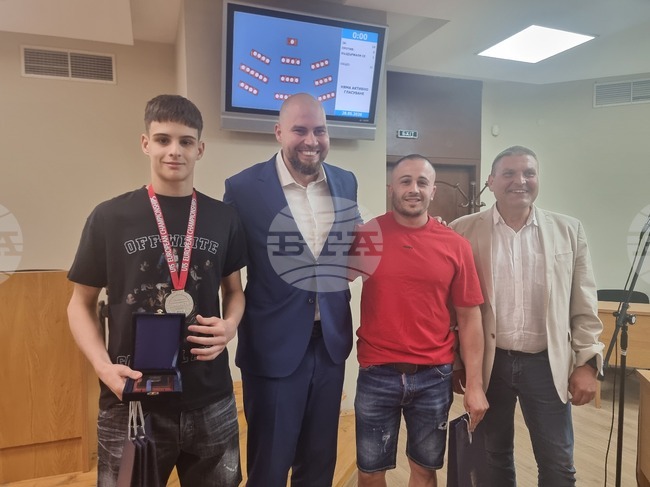 Сребърен медалист от европейско първенство по борба бе посрещнат в Общинския съвет на Плевен