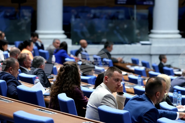 Премиерът, вицепремиер или министър могат да отложат устен отговор на депутатски въпрос без ограничение при определени условия, прие парламентът