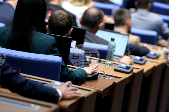 Депутатите съкратиха сроковете в правилника на парламента за разглеждане на законопроекти в постоянни комисии и в пленарната зала