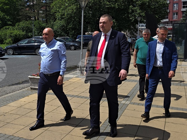 Надявам се премиерът Радев да реагира веднага и да разбере какво се е случило, каза в Кърджали Делян Пеевски по повод отвеждането на кмета на разпит в полицията