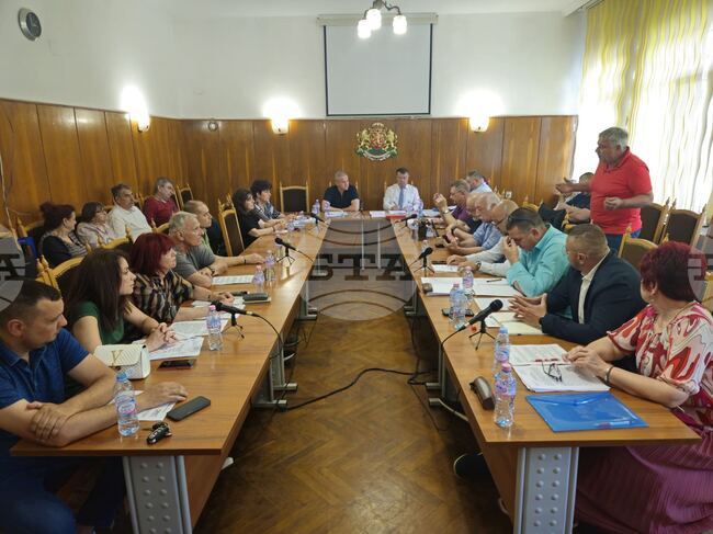Общинските съветници в Бяла приеха програмата на кметската управа за овладяване на популацията на бездомните кучета