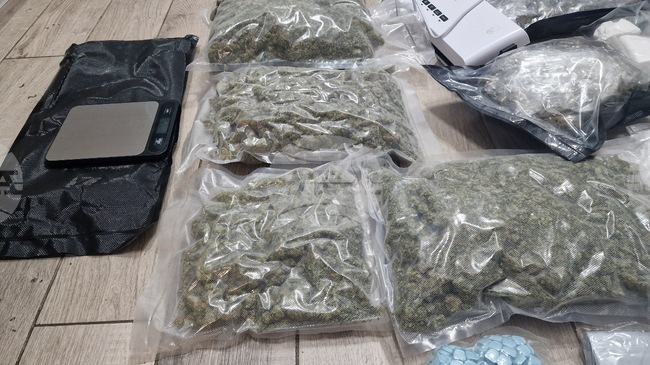 Задържан е 20-годишен криминално проявен мъж във Видин за разпространение на наркотици