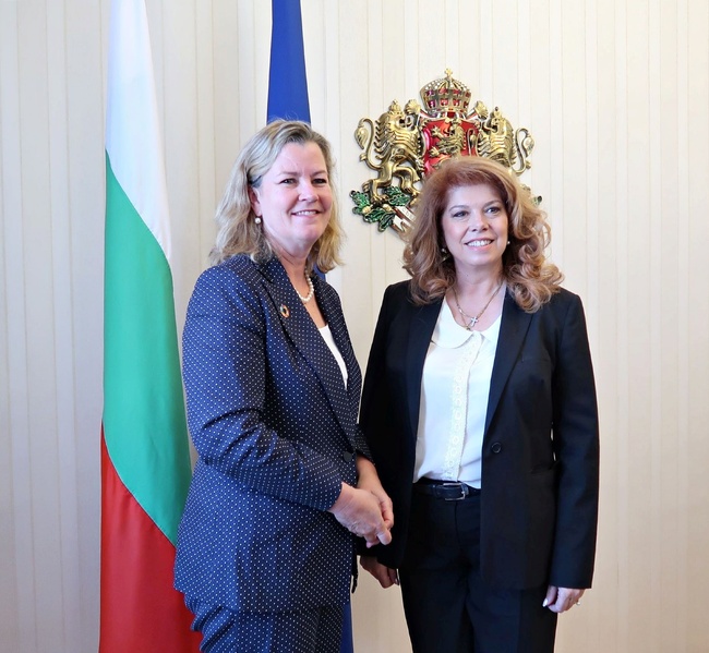 Вицепрезидентът Илияна Йотова разговаря със заместник върховния комисар на ООН за бежанците Кели Клементс