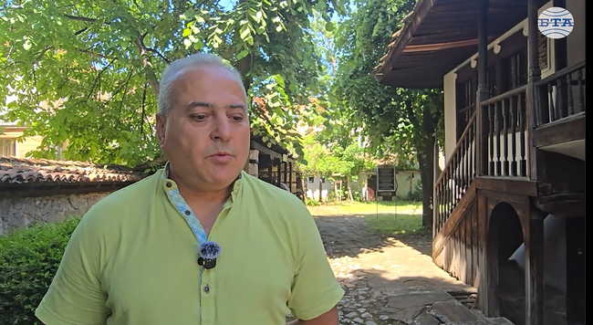 Десет са ръководителите на похода, в който участниците вървят по Ботевите стъпки