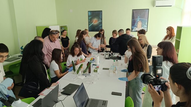 STEM център с лаборатории по математика и информатика, зона за дизайн и 3D прототипиране отвори врати във Френската гимназия в Пловдив