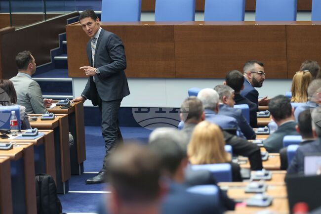 Народното събрание обсъжда правомощията на особения търговски управител