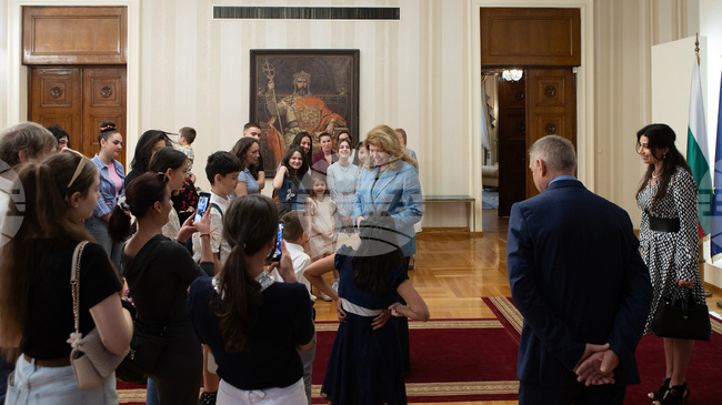 President Meets with Children of Interior Ministry Personnel Who Lost Their Lives in Line of Duty