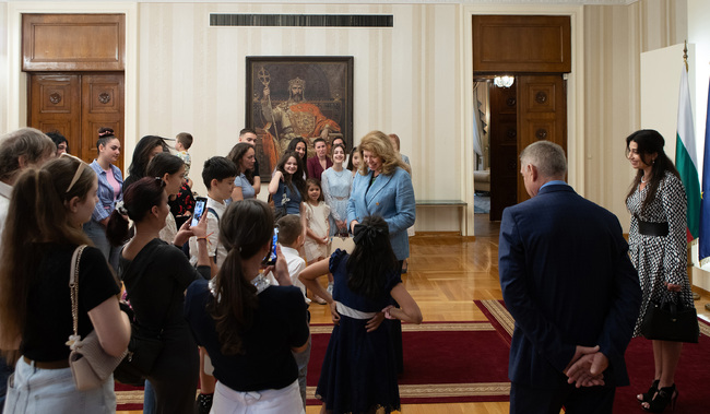 President Meets with Children of Interior Ministry Personnel Who Lost Their Lives in Line of Duty