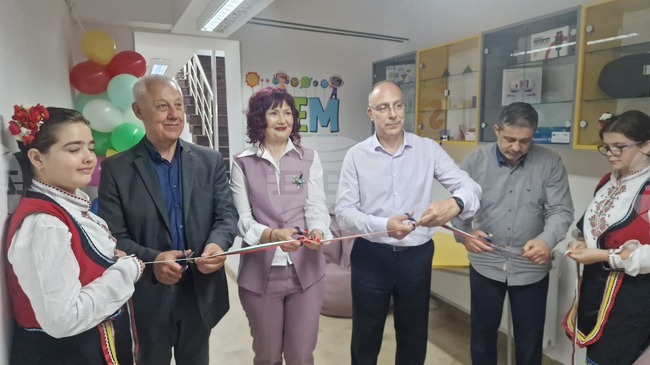 За младите изследователи от Първо ОУ „Христо Ботев“ в Търговище е открит новоизграден STEM център