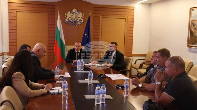 Обмислят се варианти за финансово подпомагане на розопроизводството у нас, съобщи министър Абровски на среща с бранша
