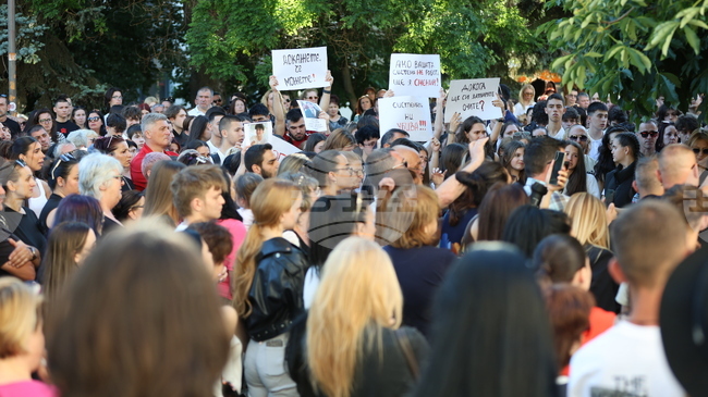 За институционални действия и справедливост настояха жители на Благоевград на бдение в памет на момичето, загубило живота си след падане от блок