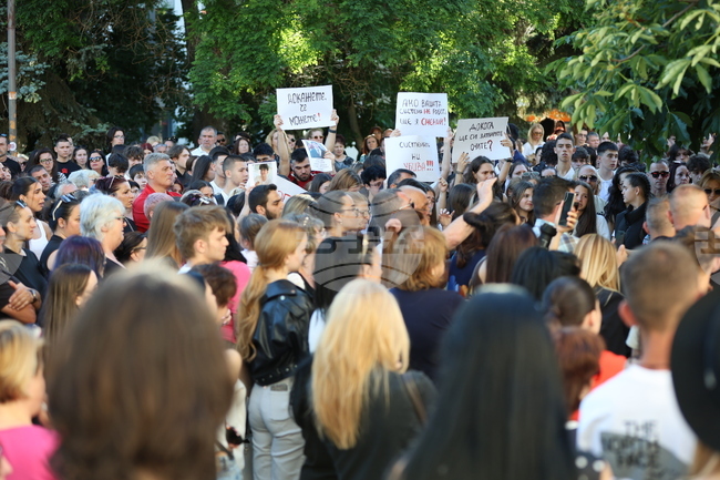 За институционални действия и справедливост настояха жители на Благоевград на бдение в памет на момичето, загубило живота си след падане от блок