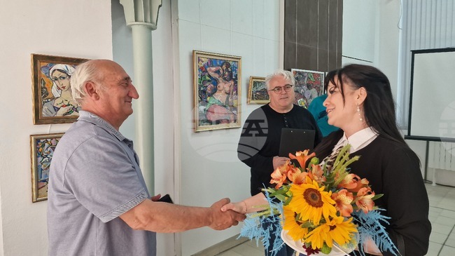 Разградският художник Данаил Цонев представя свят от цветове, форми и емоции в изложбата „Цветни импресии“