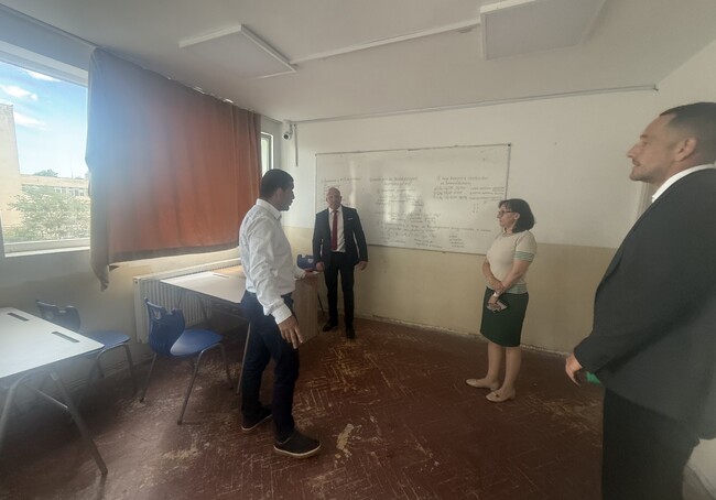 Министърът на младежта и спорта Енчо Керязов посети Спортно училище "Юрий Гагарин" в Бургас