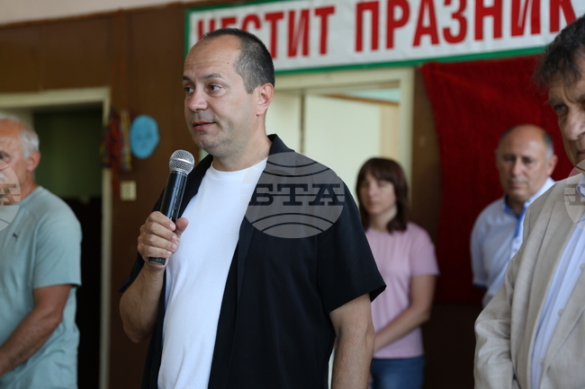 Както сме тръгнали заедно, така да сме и на връх Околчица, призова кметът на Враца Калин Каменов участниците в националния поход „Козлодуй – Околчица“ 
