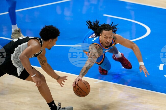 APTOPIX Spurs Thunder Basketball