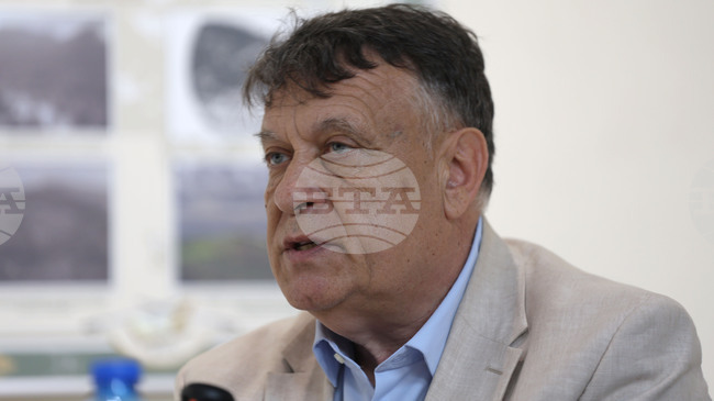 Bulgarian Schools Play Key Role in Preserving Botev March Tradition, Says Education Minister 