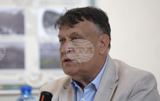 Bulgarian Schools Play Key Role in Preserving Botev March Tradition, Says Education Minister 