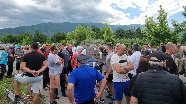 Жители на населени места в община Септември се събраха на протест срещу качеството на сметосъбирането и сметоизвозването 