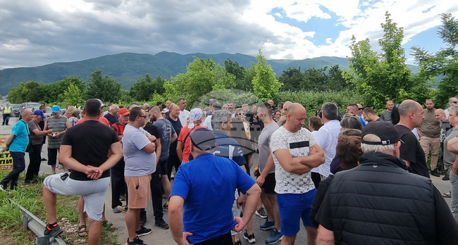 Жители на населени места в община Септември се събраха на протест срещу качеството на сметосъбирането и сметоизвозването 