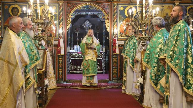 Със Света литургия Банско отбеляза храмовия празник на църквата „Света Троица“