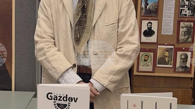 Художникът проф. Иван Газдов дари 27 авторски албума и книги на Националната библиотека „Св. св. Кирил и Методий“