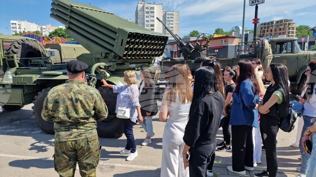 Показ на въоръжение и бойна техника има до паркинга до зала „Арена Шумен"