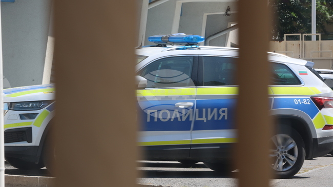 Полицията проверява сигнали за бомби в училища в няколко градове в страната 