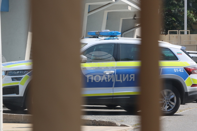 Полицията проверява сигнали за бомби в училища в няколко града в страната 