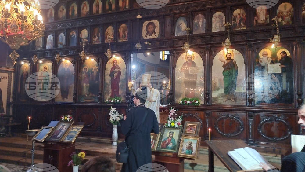 Добрич - Свети Дух - архиерейска света литургия