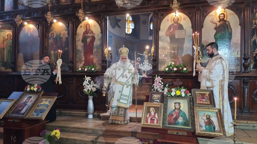 Добрич - Свети Дух - архиерейска света литургия