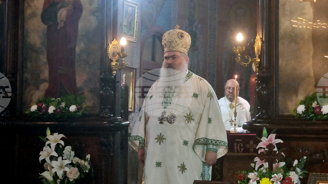 Светият Дух преобразява човека и го води към духовен живот, каза в храм "Св. Троица" в Добрич Варненският и Великопреславски митрополит Йоан
