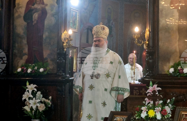 Светият Дух преобразява човека и го води към духовен живот, каза в храм "Св. Троица" в Добрич Варненският и Великопреславски митрополит Йоан