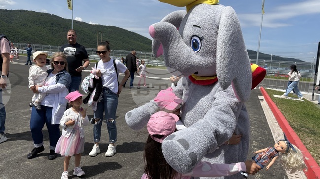 Самоковските деца отбелязаха Международния ден на детето с пускане на хвърчила и игри на открито