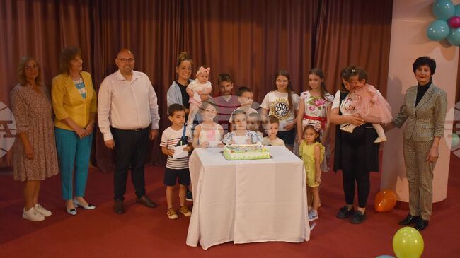 С тържество, подаръци и торта зарадваха децата, родени с помощта на общинския фонд „Ин витро“ в Разград