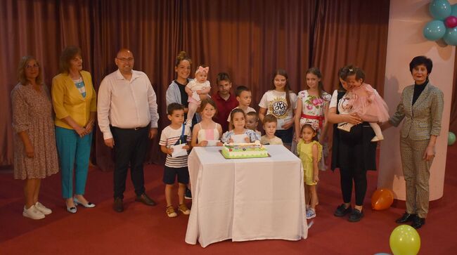 С тържество, подаръци и торта зарадваха децата, родени с помощта на общинския фонд „Ин витро“ в Разград