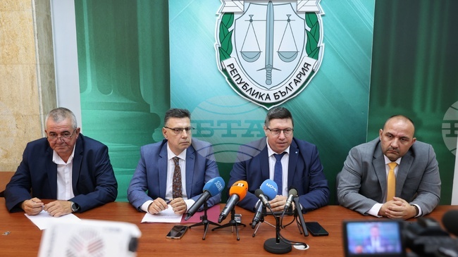 Хеликоптер, открит и иззет при операция на ГДБОП и ДАНС в Ямболско, вероятно е използван за трафик на наркотици към Турция, казаха от ДАНС 