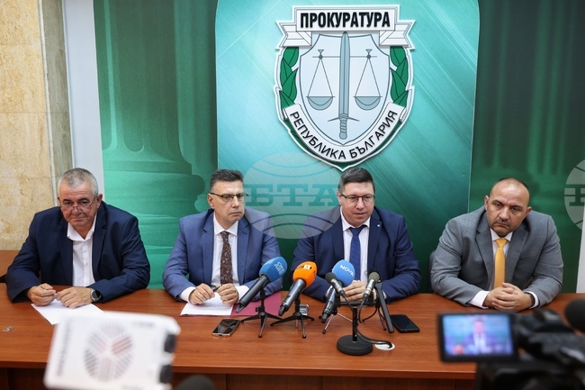 Хеликоптер, открит и иззет при операция на ГДБОП и ДАНС в Ямболско, вероятно е използван за трафик на наркотици към Турция, казаха от ДАНС 