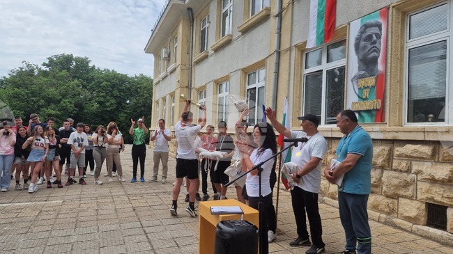 Отборът по лека атлетика на ОУ „Васил Левски“ в Разград бе тържествено награден след завръщането си като републикански шампион