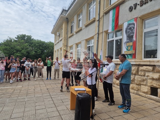 Отборът по лека атлетика на ОУ „Васил Левски“ в Разград бе тържествено награден след завръщането си като републикански шампион